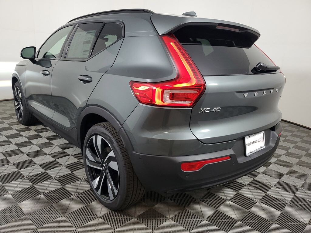 New 2026 Volvo XC40 B5 Plus SUV