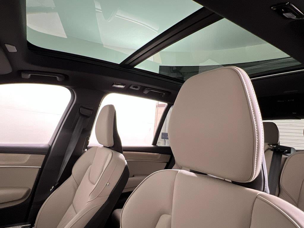 2026 Volvo XC90 Plus - Photo 14