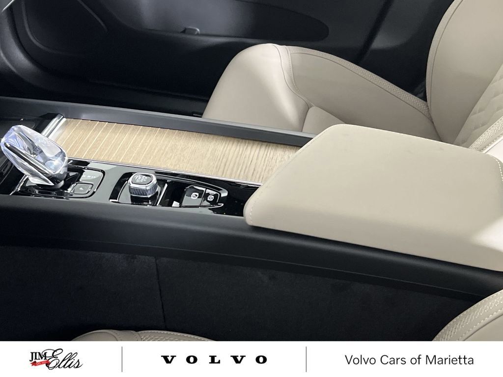 2026 Volvo XC60 Plus - Photo 18