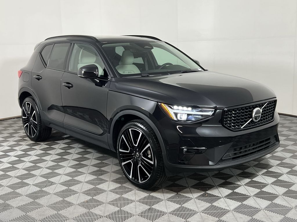 2025 Volvo XC40 photo 2