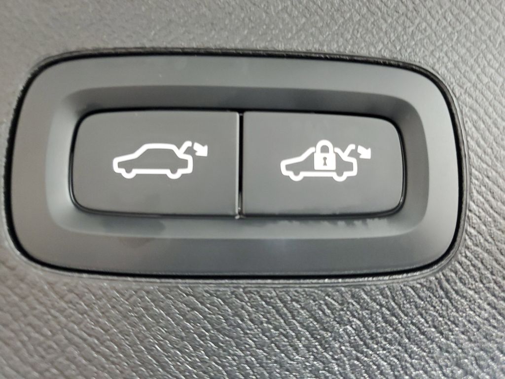 2025 Volvo XC90 Core - Photo 12