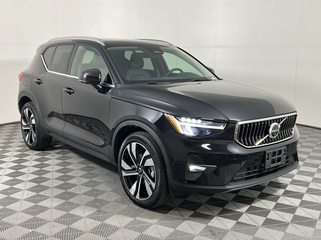 2025 Volvo XC40 Plus photo 2