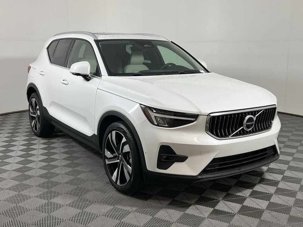 2023 Volvo XC40 Plus photo 2