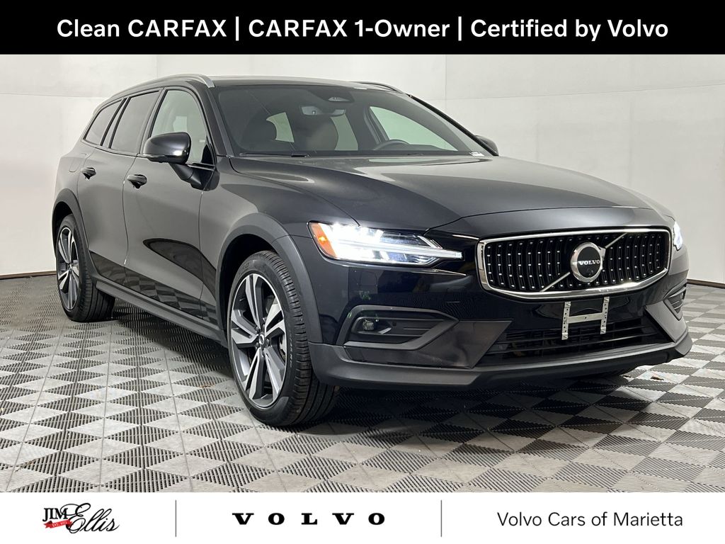 2025 Volvo V60 Cross Country Plus's photo