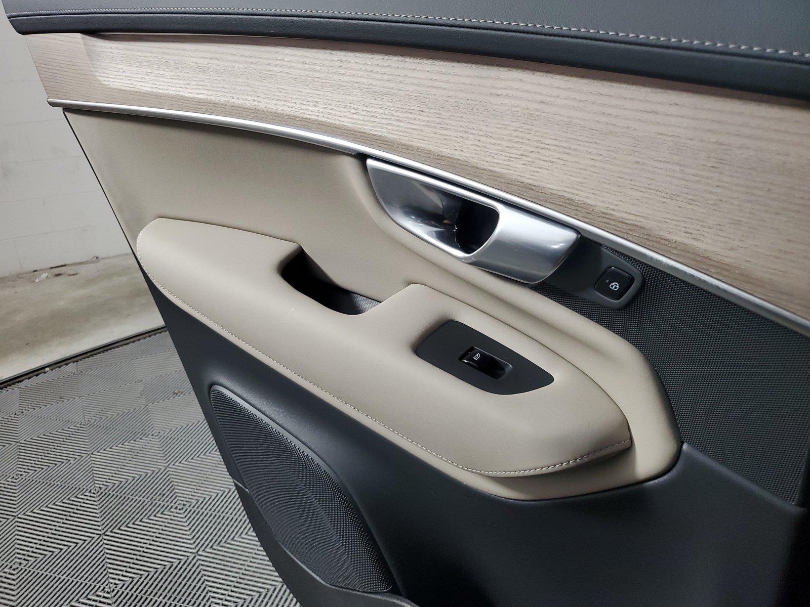 2026 Volvo XC90 Plus - Photo 18