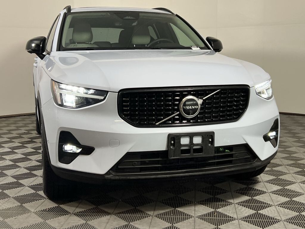Certified 2025 Volvo XC40 B5 Plus Dark Theme SUV