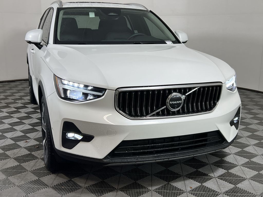 2025 Volvo XC40 photo 3
