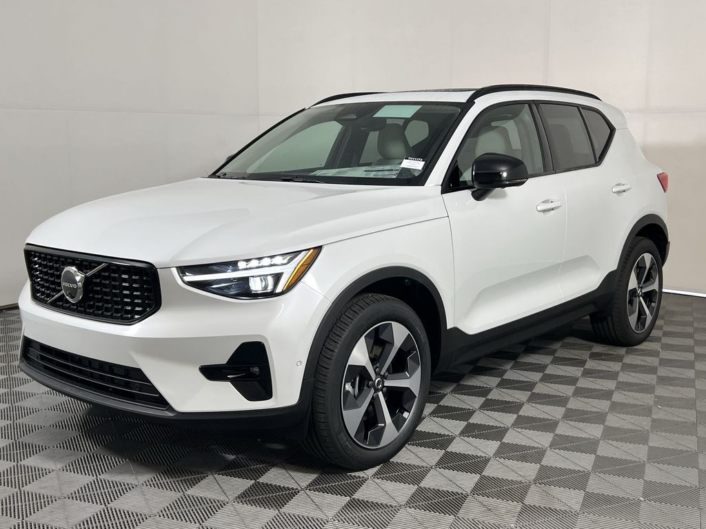 2026 Volvo XC40 Plus photo 3