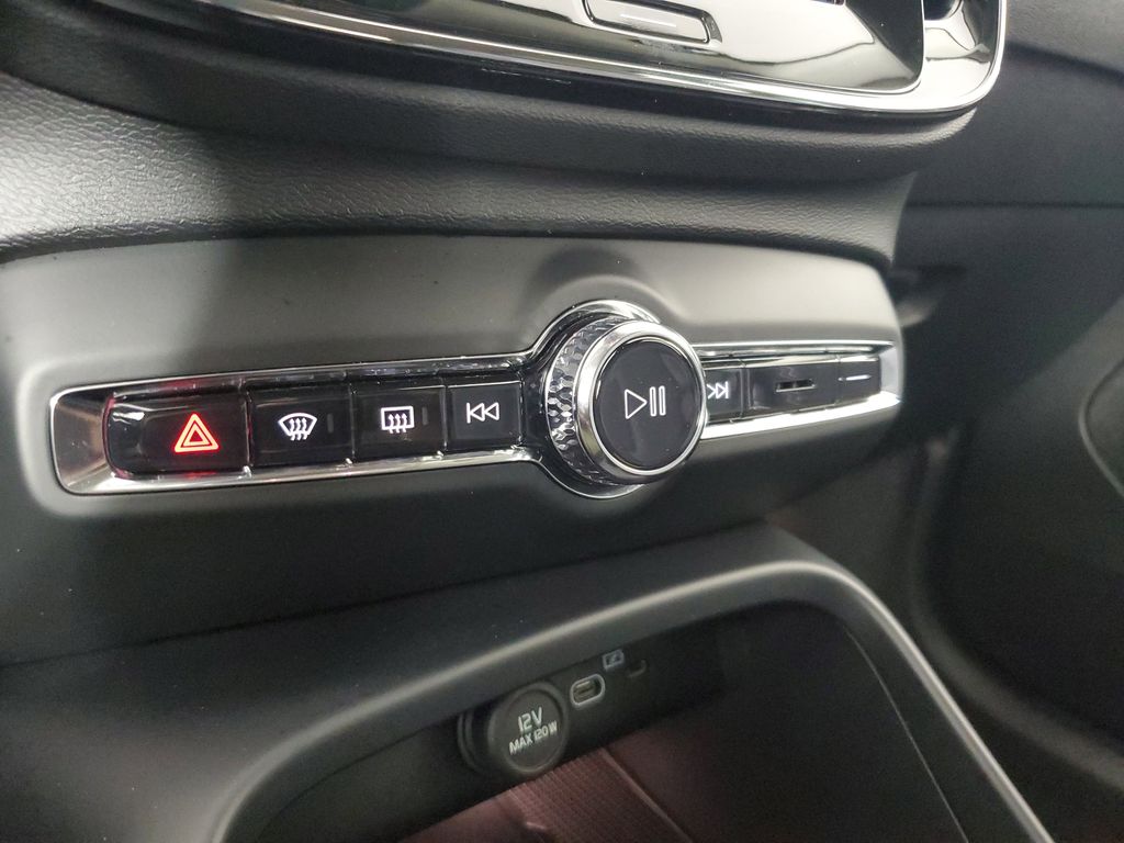 2026 Volvo XC40 Core - Photo 32
