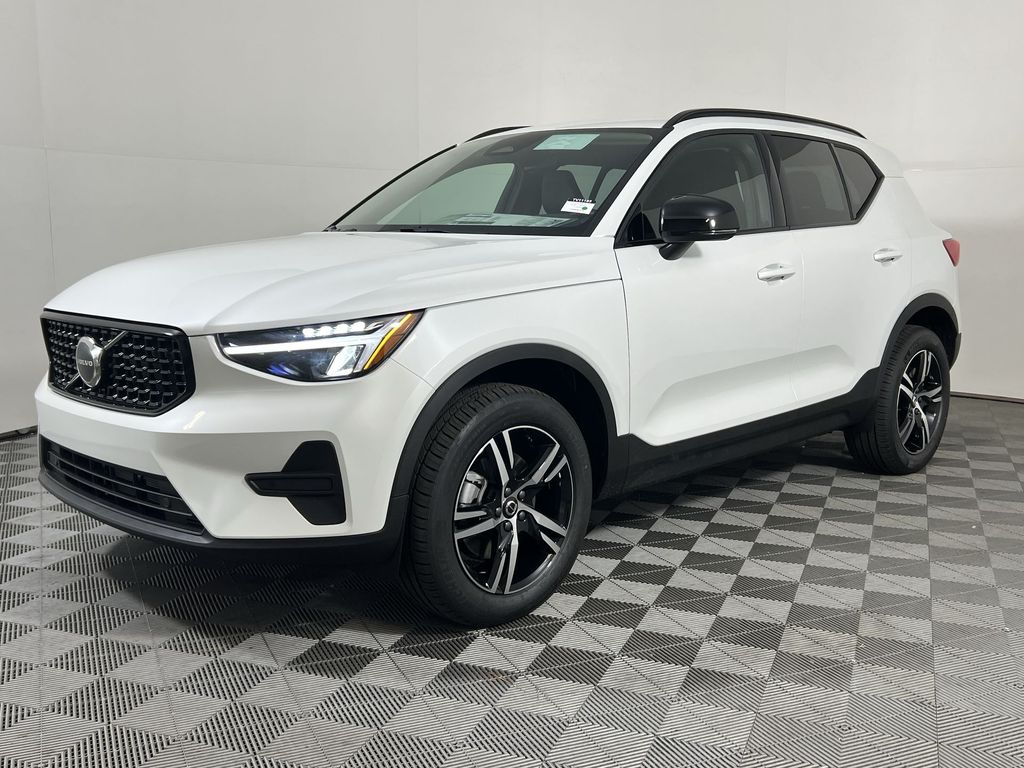 2026 Volvo XC40 Core photo 2