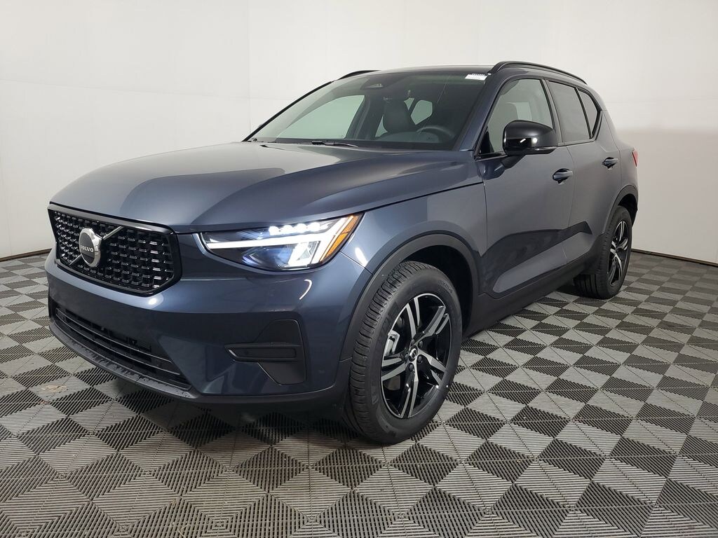 New 2026 Volvo XC40 B5 Core SUV