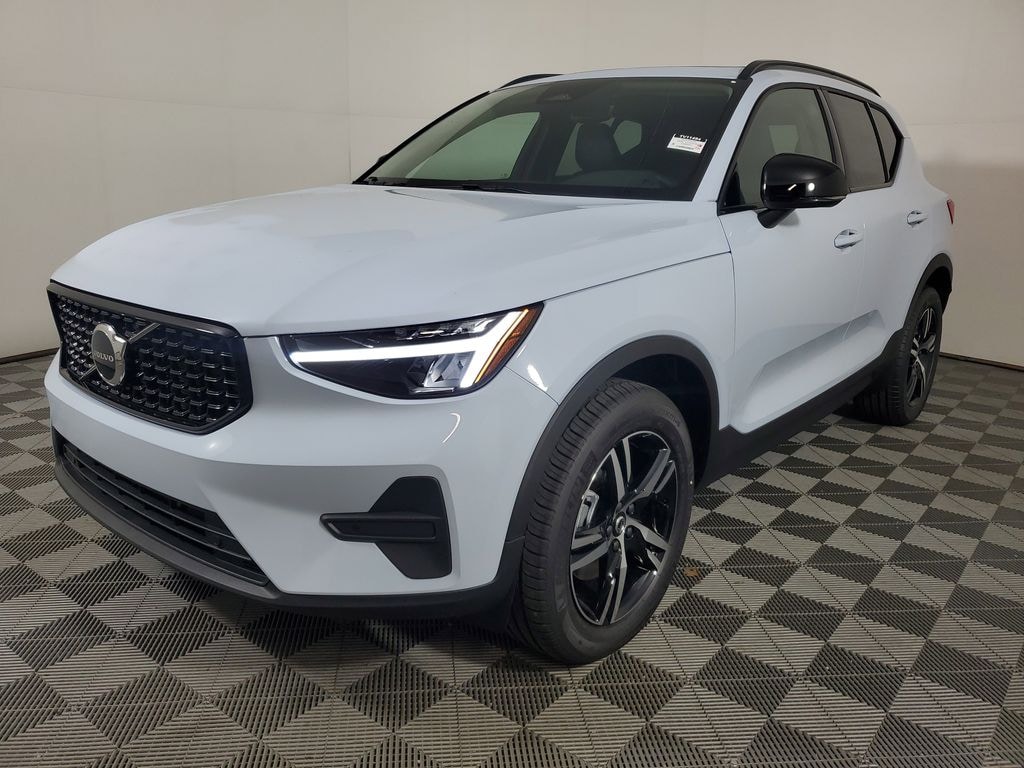 New 2026 Volvo XC40 B4 Core SUV
