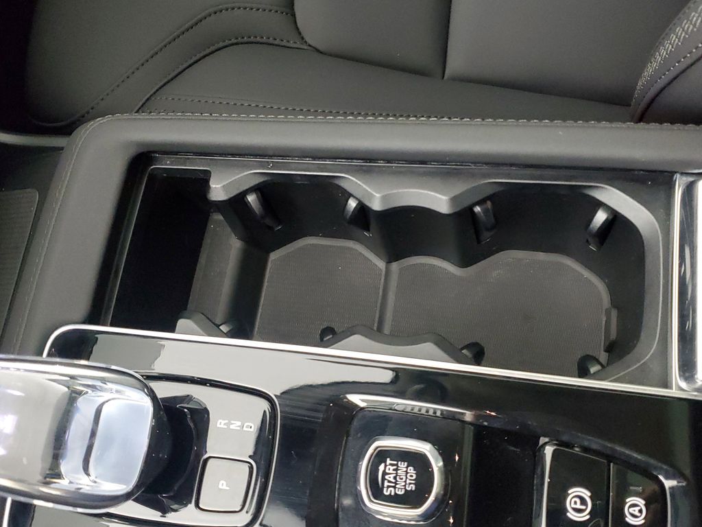 2025 Volvo XC90 Core - Photo 34