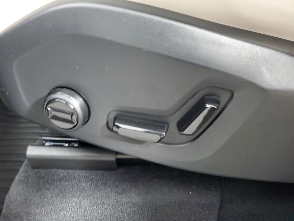 2026 Volvo XC90 Plus - Photo 22
