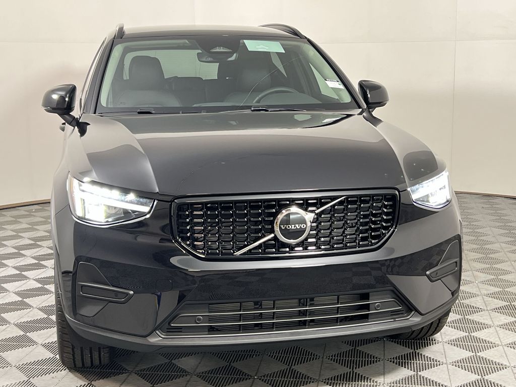 2026 Volvo XC40 Core photo 3