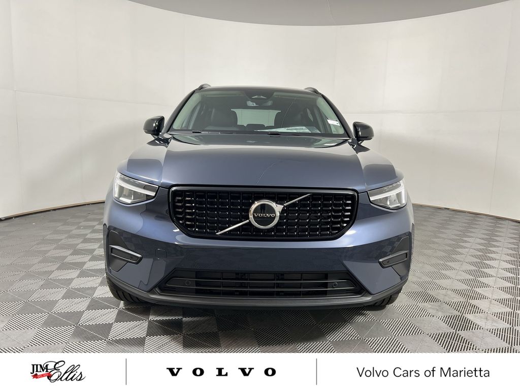 2026 Volvo XC40 Core photo 2