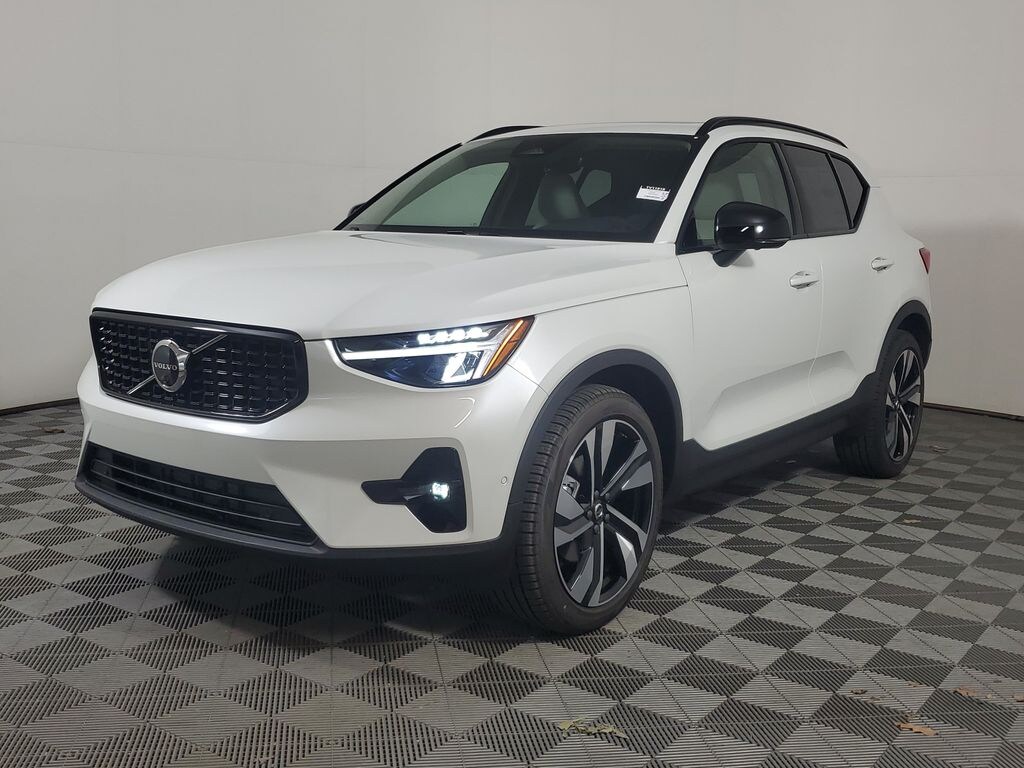 New 2026 Volvo XC40 B5 Plus SUV