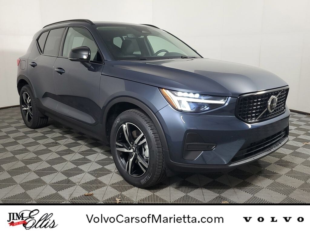 New 2026 Volvo XC40 B5 Core SUV