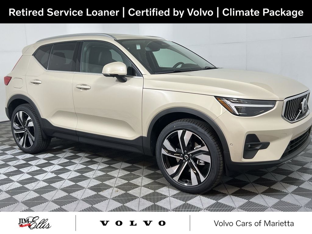 2025 Volvo XC40 B5 Plus Bright Theme AWD