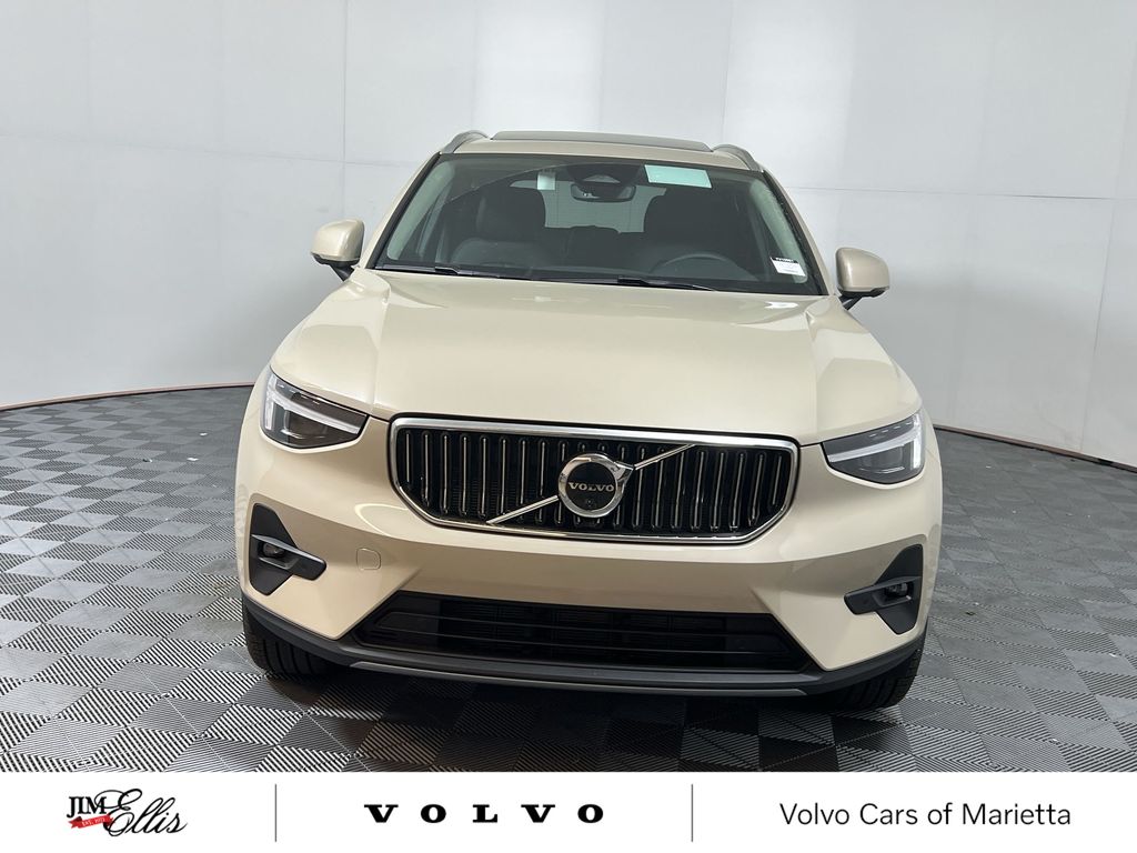 2025 Volvo XC40 Plus photo 3