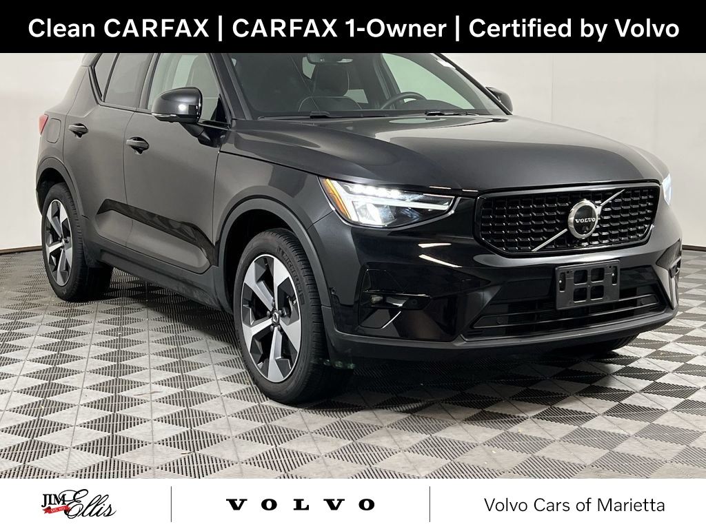 2025 Volvo XC40 B5 Plus Dark Theme SUV