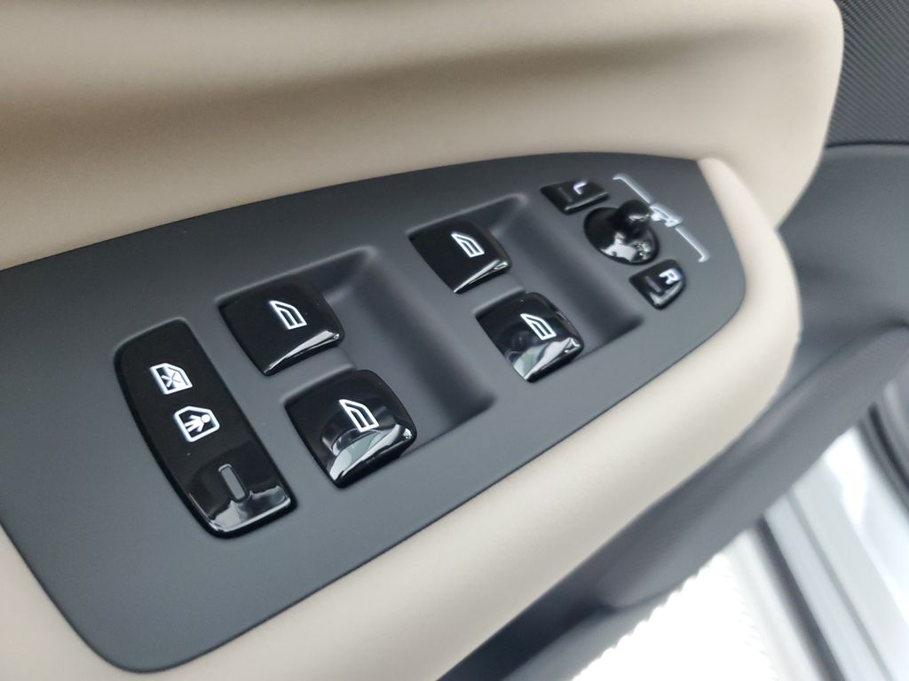 2026 Volvo XC90 Plus - Photo 22
