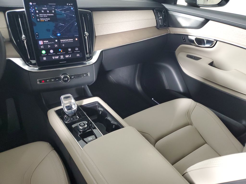 2026 Volvo XC90 Plus - Photo 18
