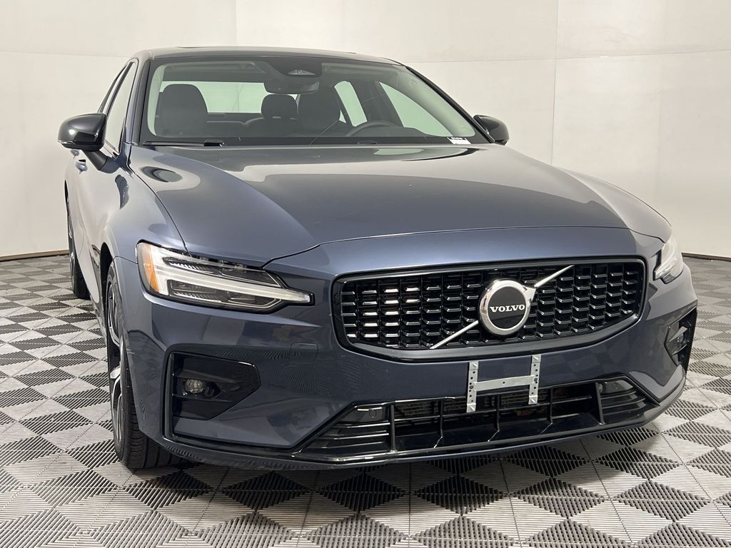2024 Volvo S60 B5 Core photo 2