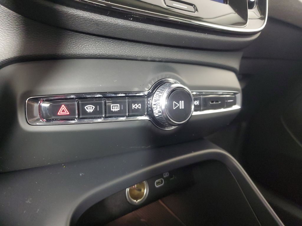 2026 Volvo XC40 Core - Photo 32