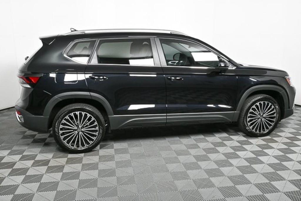 New 2025 Volkswagen Taos 1.5T SE SUV