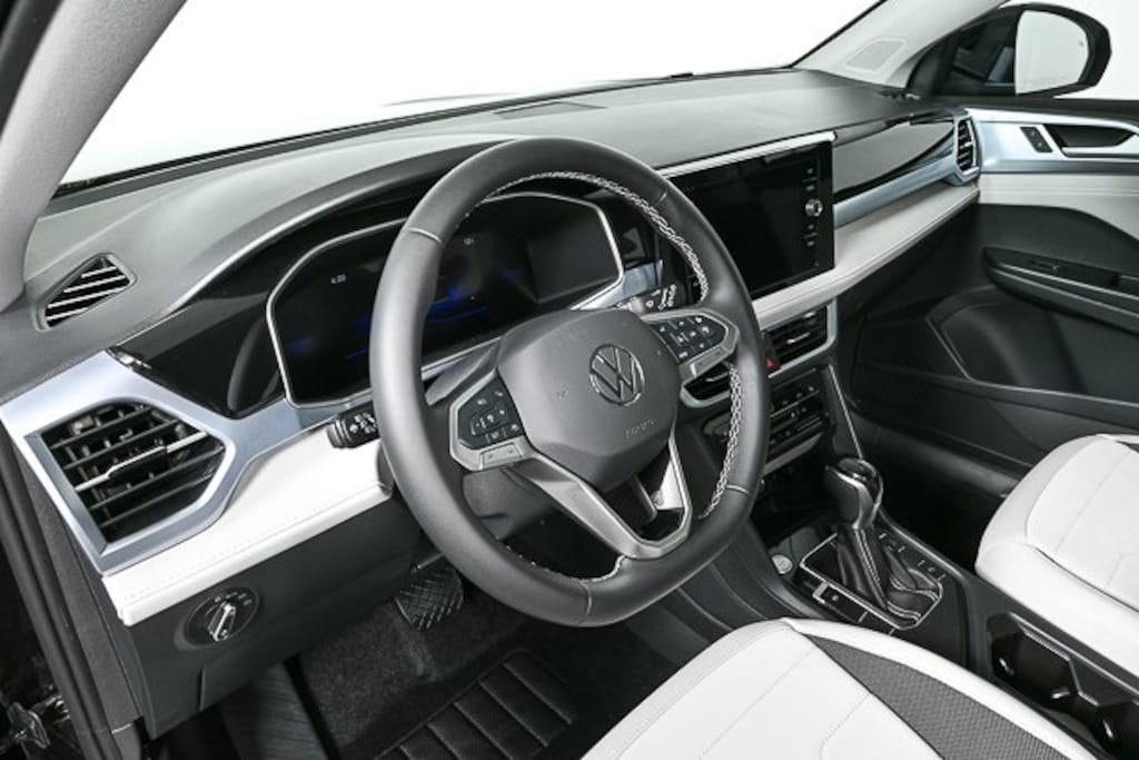 New 2025 Volkswagen Taos 1.5T SE SUV