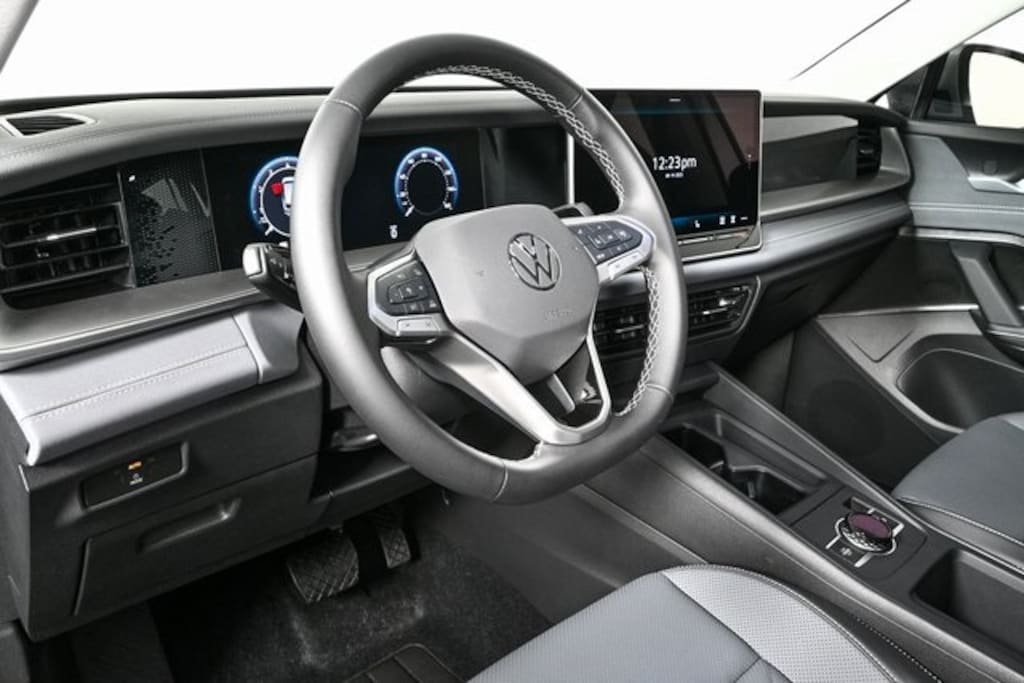 New 2025 Volkswagen Tiguan 2.0T SE SUV