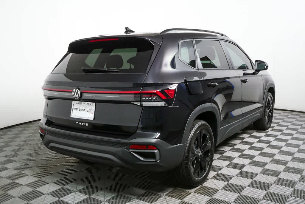 New 2026 Volkswagen Taos 1.5T SE Black SUV