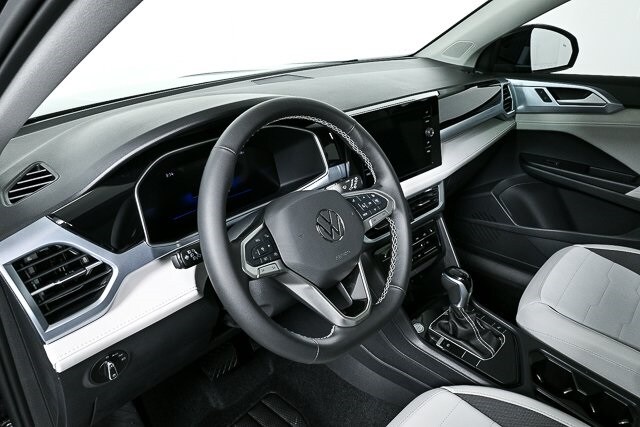 2025 Volkswagen Taos SE photo 3