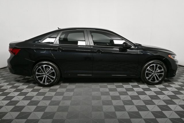 2025 Volkswagen Jetta 1.5T Sport photo 2
