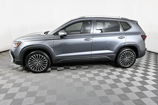 2025 Volkswagen Taos SE photo 4
