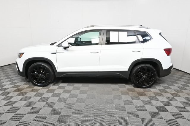 2022 Volkswagen Taos SE photo 2