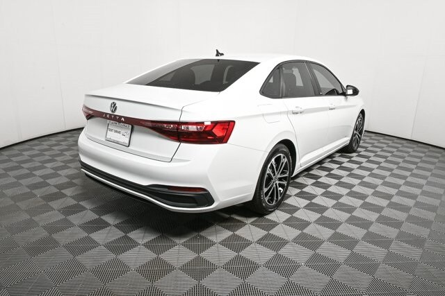 2025 Volkswagen Jetta 1.5T Sport photo 3