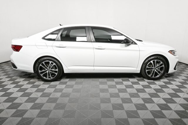 2025 Volkswagen Jetta 1.5T Sport photo 2