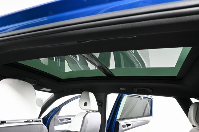 2025 Volkswagen Atlas Cross Sport SEL Premium R-Line photo 3