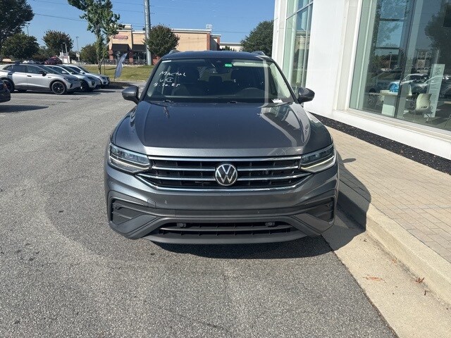 2023 Volkswagen Tiguan SE photo 2