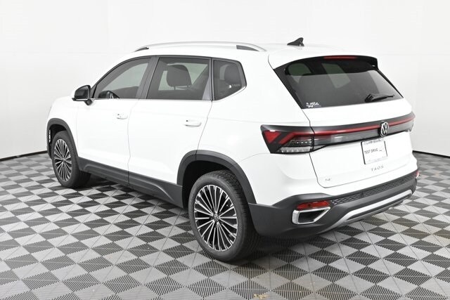2025 Volkswagen Taos SE photo 2