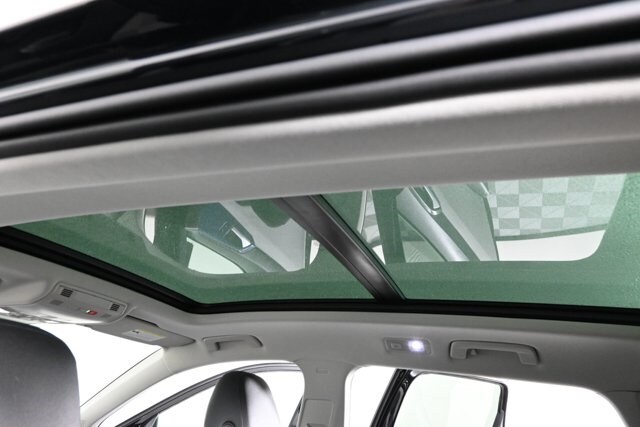 2023 Volkswagen Taos SE photo 3