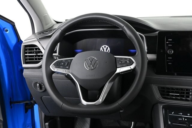2025 Volkswagen Taos SE photo 3