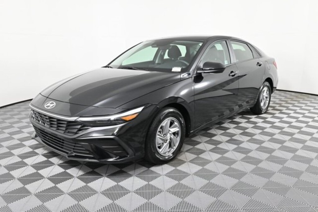 Used 2024 Hyundai Elantra SE Sedan
