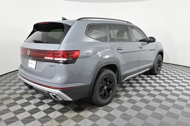 2025 Volkswagen Atlas Peak Edition SE photo 4