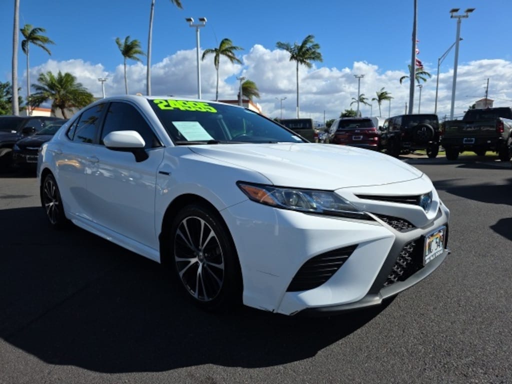 Used 2020 Toyota Camry Hybrid SE Sedan