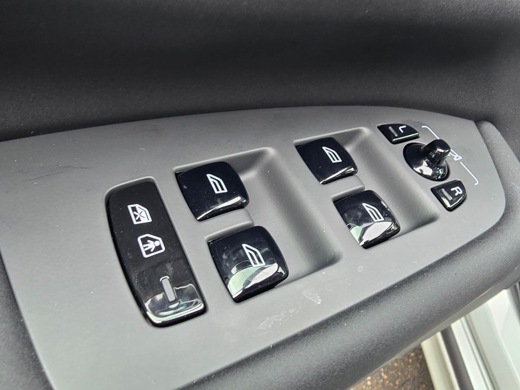 2025 Volvo XC90 Plus - Photo 25