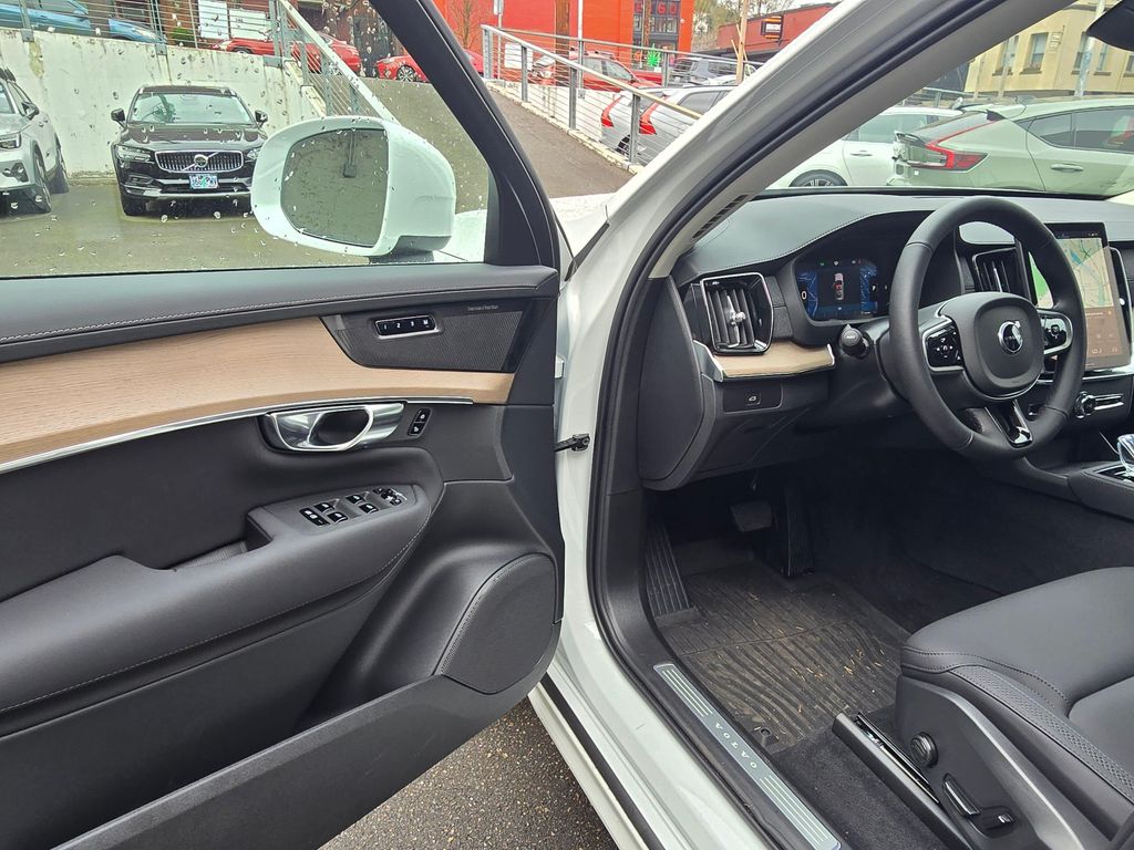 2025 Volvo XC90 Plus - Photo 20