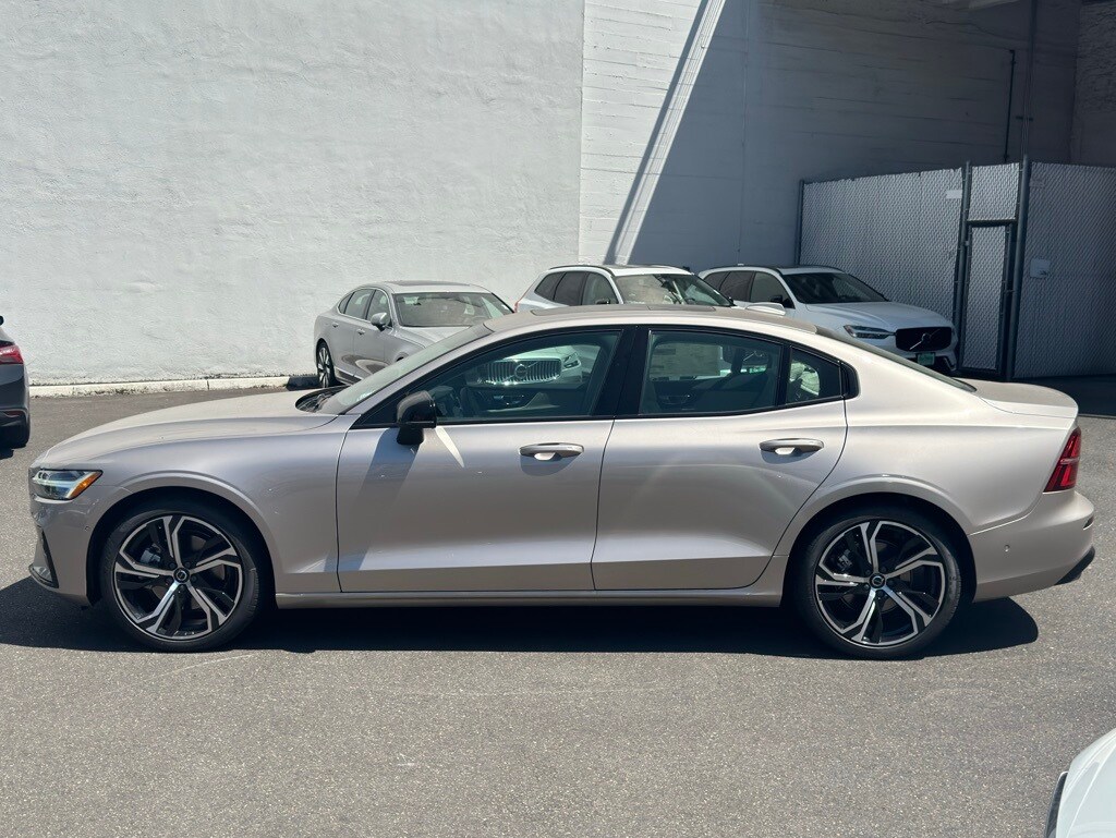 2024 Volvo S60 B5 Plus photo 2